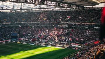 曼联签楚阿梅尼现转机，财务问题待解（配图示意）